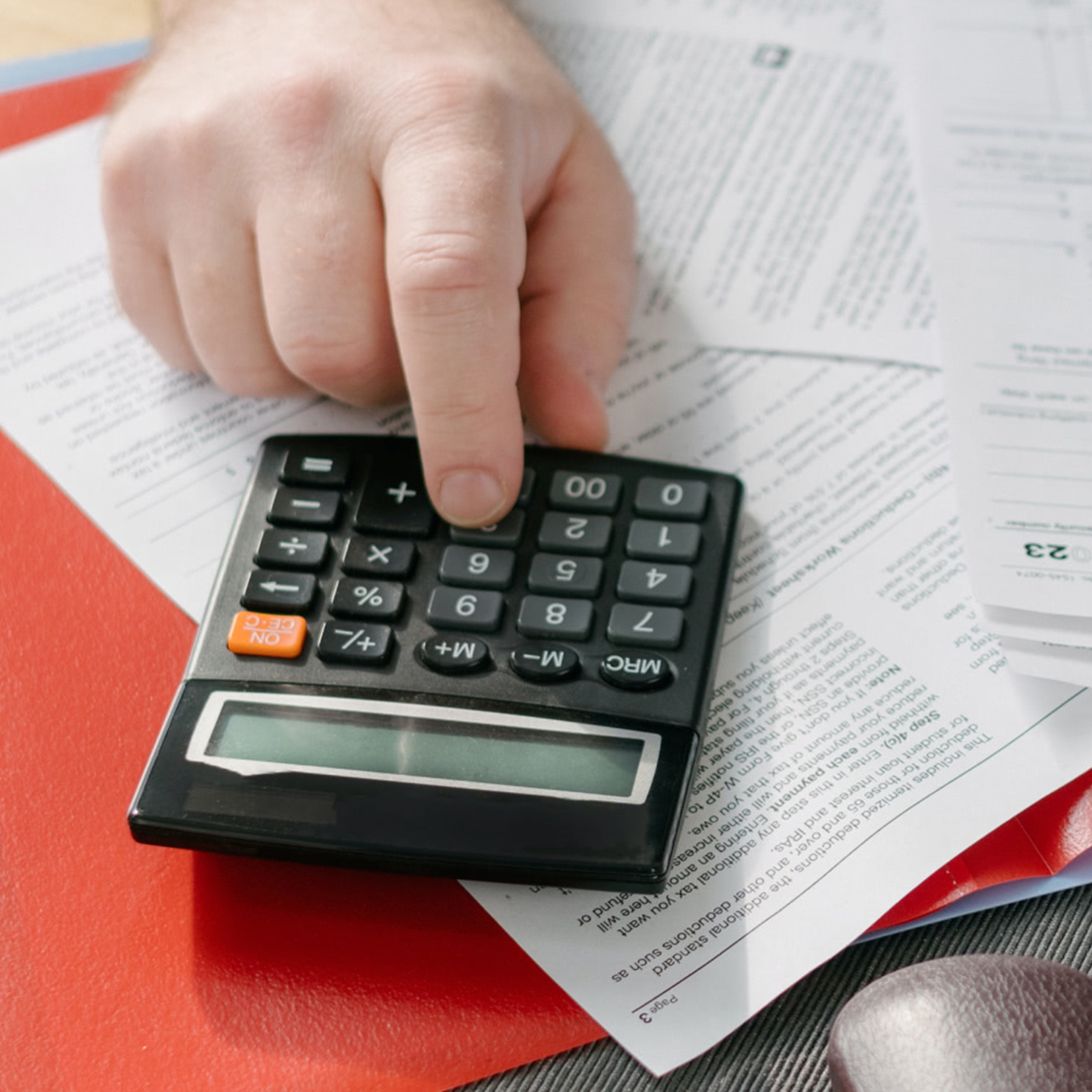 BSNB employee loading food into customer's car trunk